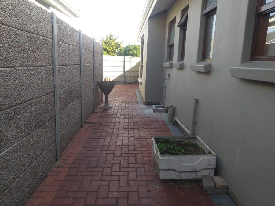 To Let 3 Bedroom Property for Rent in Heiderand Western Cape